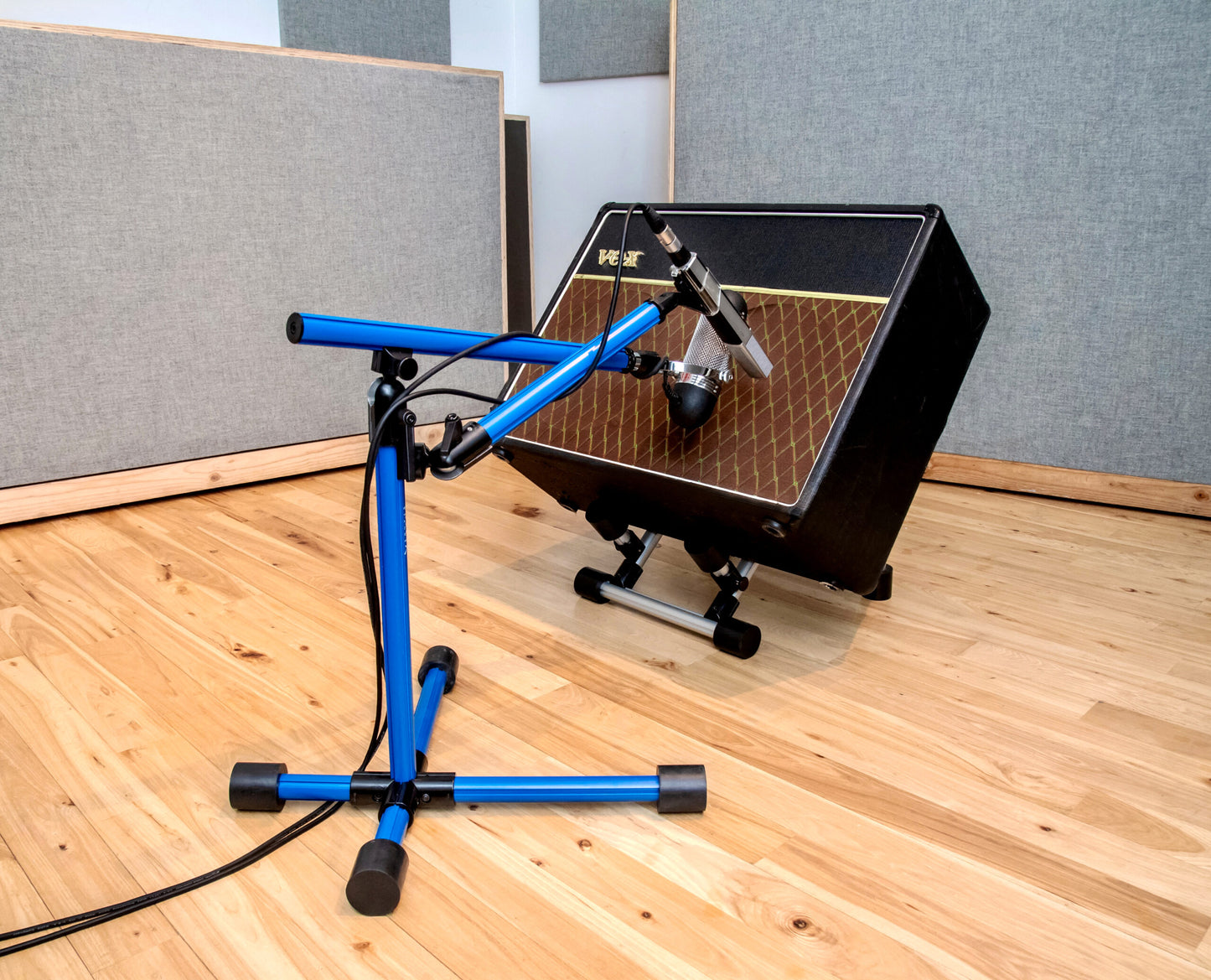 Base 4 Stands Shorty mic stand on an amplifier