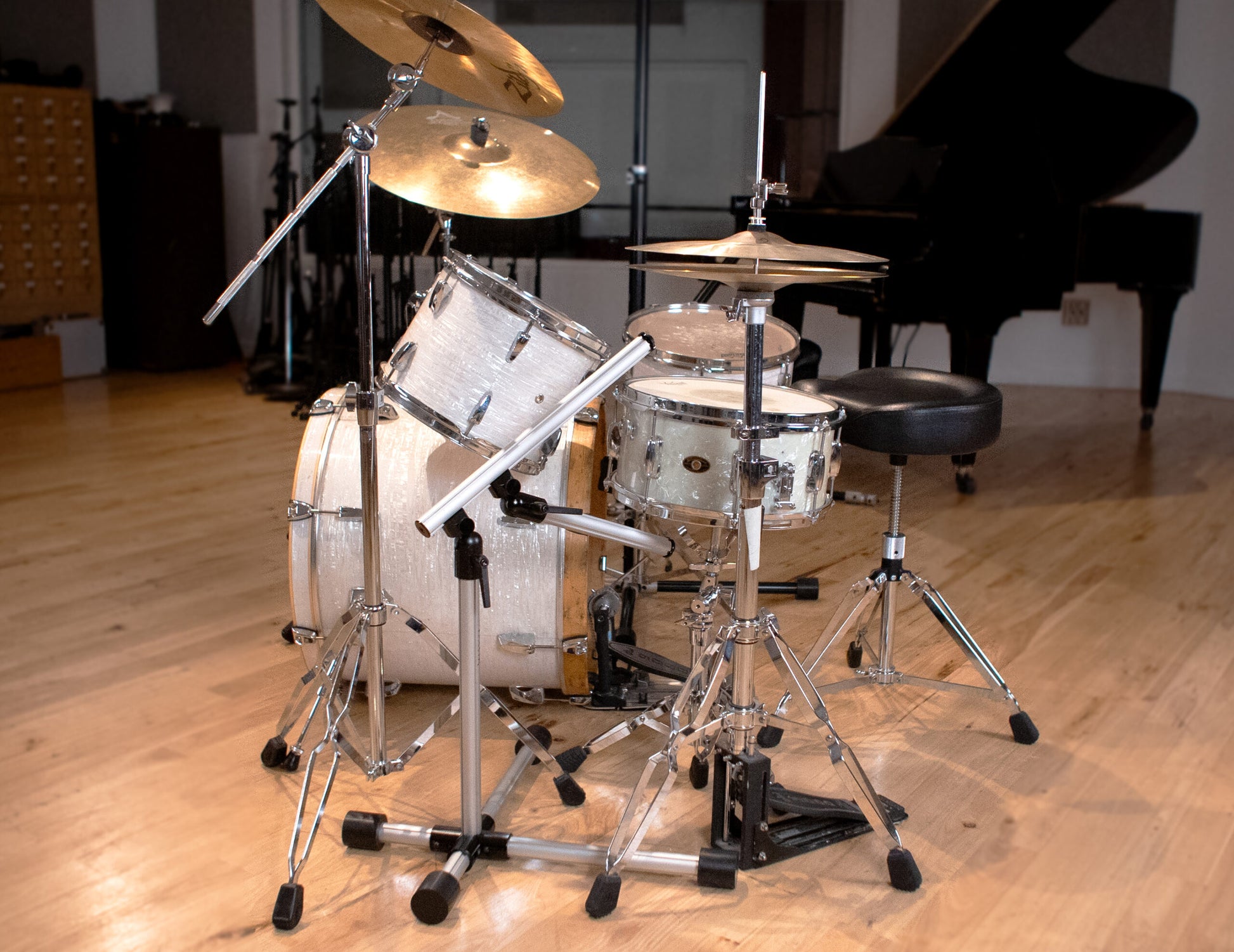 Base 4 Stands Shorty mic stand on a snare drum